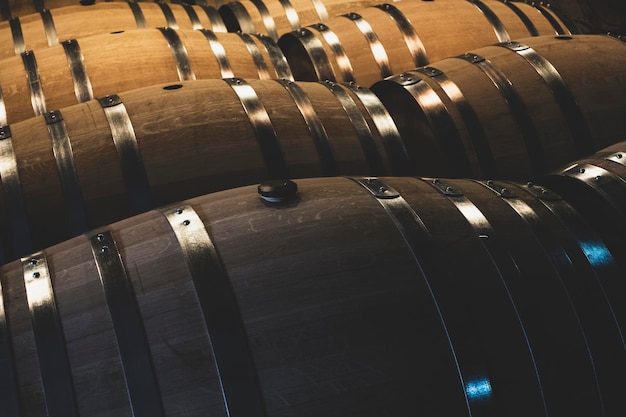 Barriles de vino de roble en una bodega.