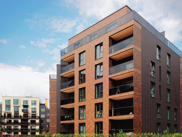 Barrio europeo moderno de edificios de apartamentos residenciales. Otras instalaciones al aire libre.