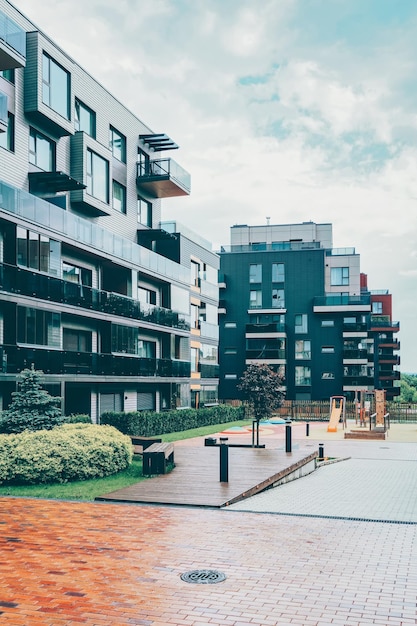 Barrio moderno de construcción de viviendas con bancos. Otras instalaciones al aire libre.