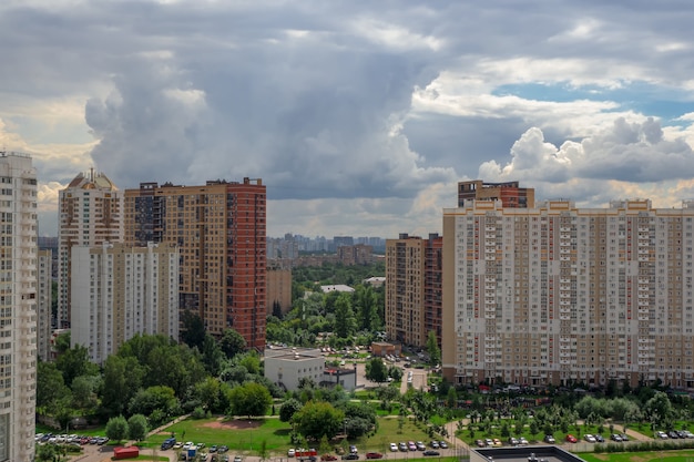 Barrio de Moscú, edificio nuevo en el norte de la capital. Conjunto residencial moderno para familias, vista aérea.