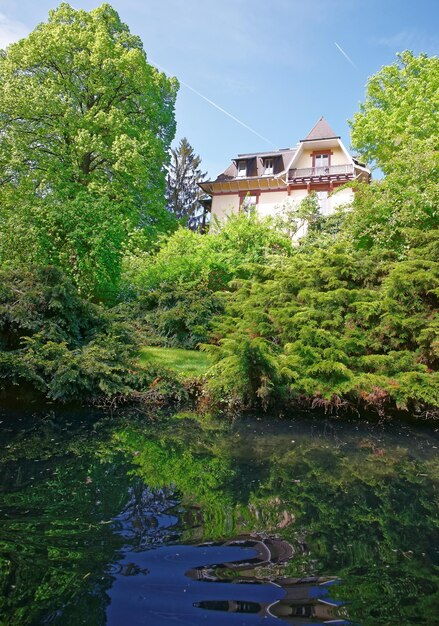 Barrio de la pequeña Venecia, vista desde el canal del río Auch en Colmar, Haut Rhin en Alsacia, en Francia.