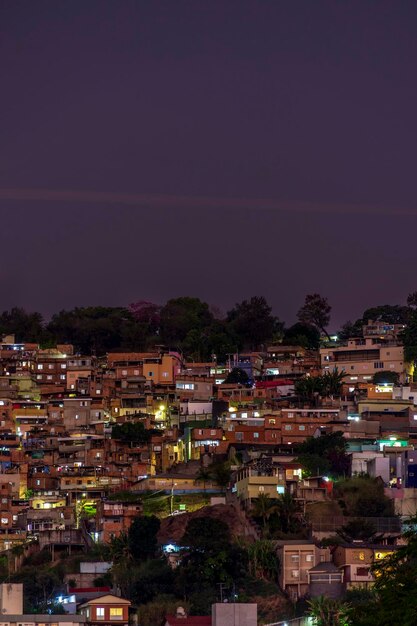 Barrio pobre al anochecer en el centro de Belo Horizonte en Minas Gerais