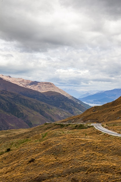 Barrio de Queenstown La carretera entre colinas y picos montañosos de la Isla Sur de Nueva Zelanda