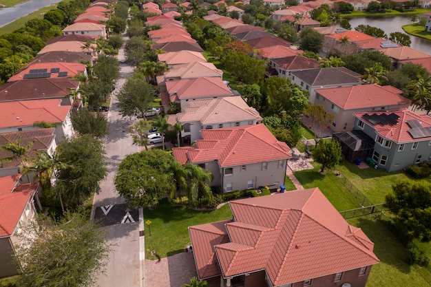 Un barrio residencial con casas en el fondo