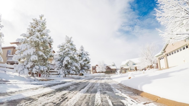 Barrio residencial después de la tormenta de nieve de primavera.