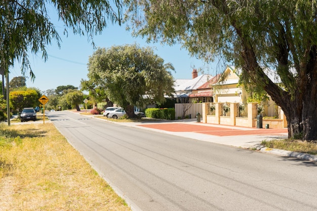 Barrio suburbano Street en Sunny Blue Sky Day Perth Australian