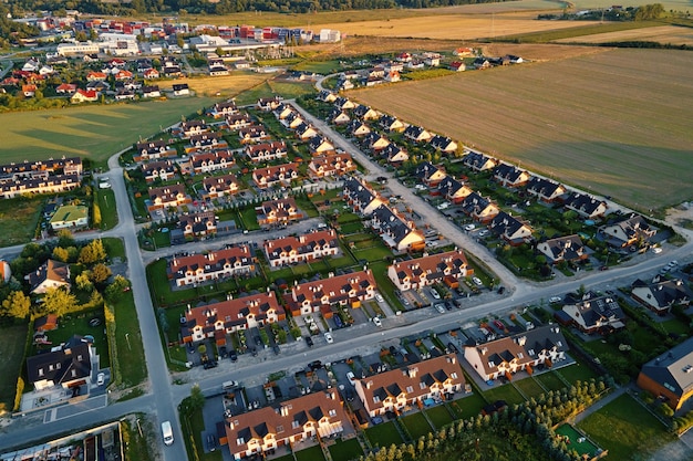 Barrio suburbano en vista aérea de la ciudad de europa