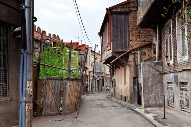 Barrio con viejas casas en ruinas en Tbilisi, Georgia