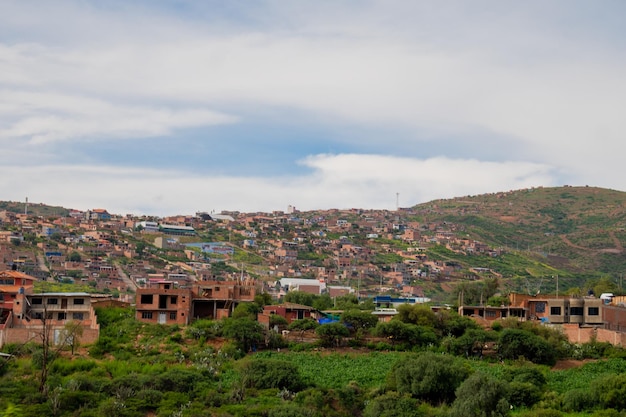 Foto barrios de casas construidas en una colina subdesarrollo en américa latina asentamientos