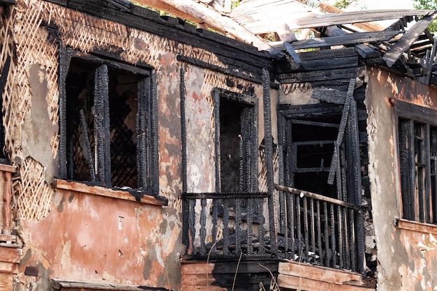 Barrios marginales de madera quemados abandonados después de un incendio.