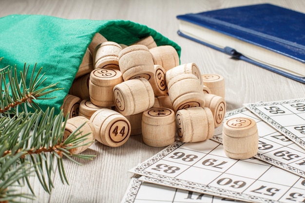 Barris de loto de madeira com saco e cartas de jogo para um jogo de loto