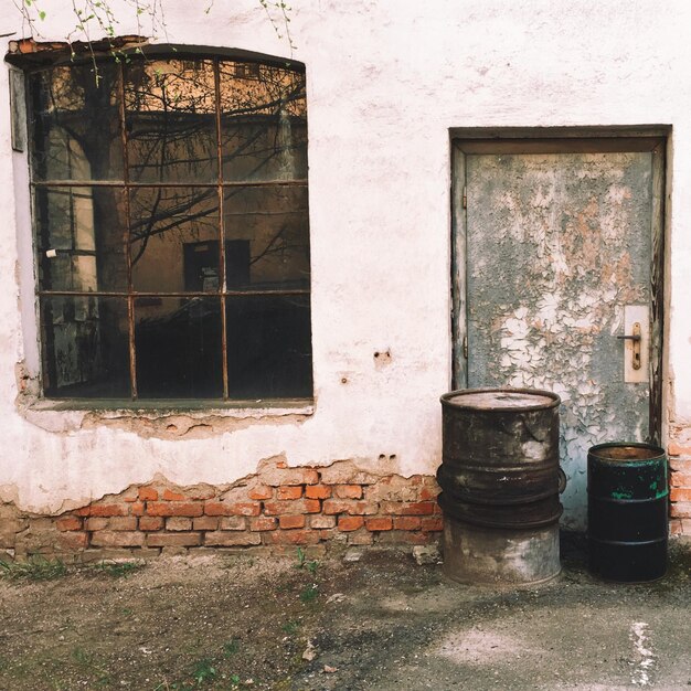 Barris de metal do lado de fora de um edifício abandonado