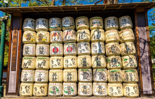 Barris de saquê no santuário heian em kyoto, japão