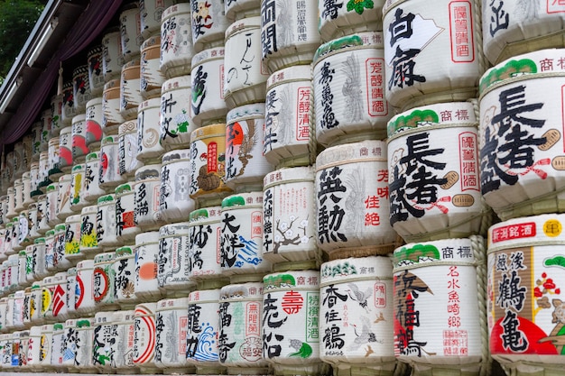 Barris de saquê se alinham em exibição em frente à entrada do Santuário Meiji