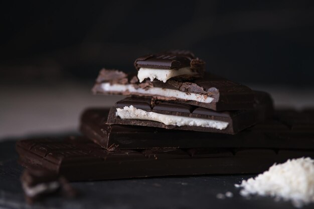 Barritas caseras de chocolate con relleno de coco