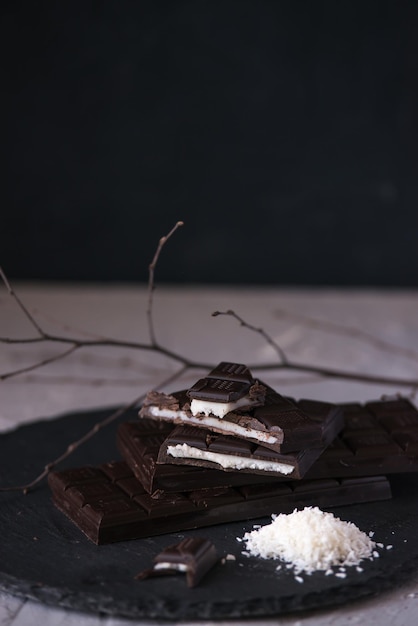 Barritas caseras de chocolate con relleno de coco