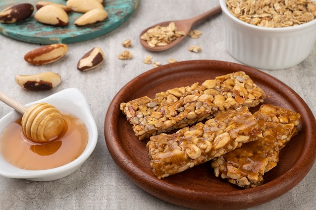 Barritas de cereales caseras con frutos secos, muesli y miel.