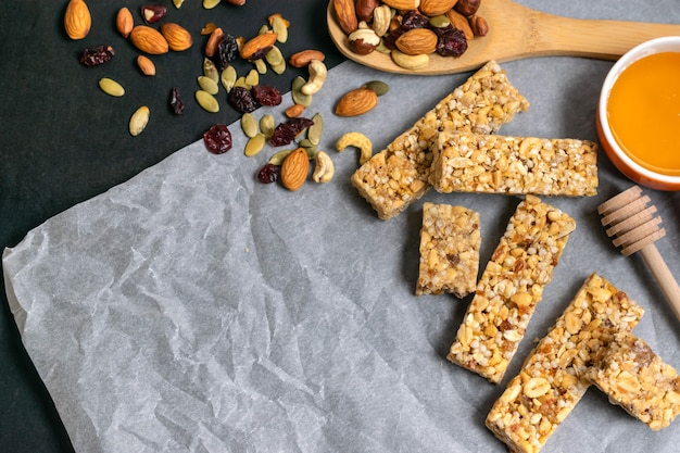 Barritas de cereales de granola caseras saludables con nueces, frutas secas y miel