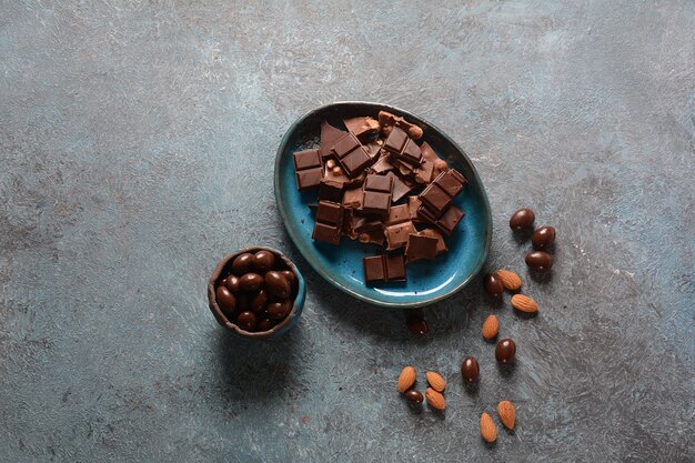 Barritas de chocolate con leche negro y marrón y nueces de almendra