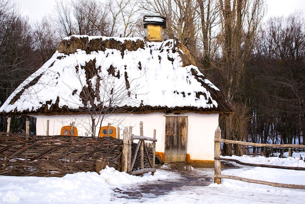barro de madeira tradicional nacional étnico eslavo casa de campo com telhado de palha íngreme na zona rural