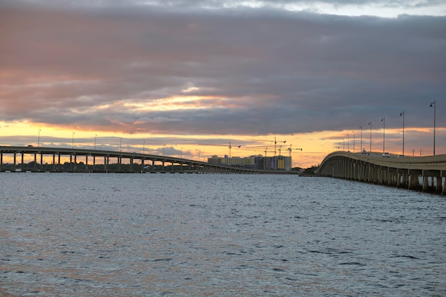 Barron collier bridge e gilchrist bridge na flórida com tráfego em movimento infraestrutura de transporte no condado de charlotte conectando punta gorda e port charlotte sobre peace river