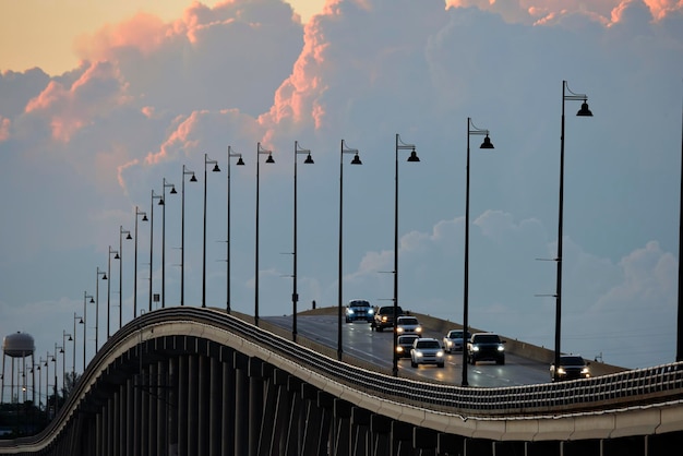 Barron Collier Bridge e Gilchrist Bridge na Flórida com tráfego em movimento Infraestrutura de transporte no Condado de Charlotte conectando Punta Gorda e Port Charlotte sobre Peace River