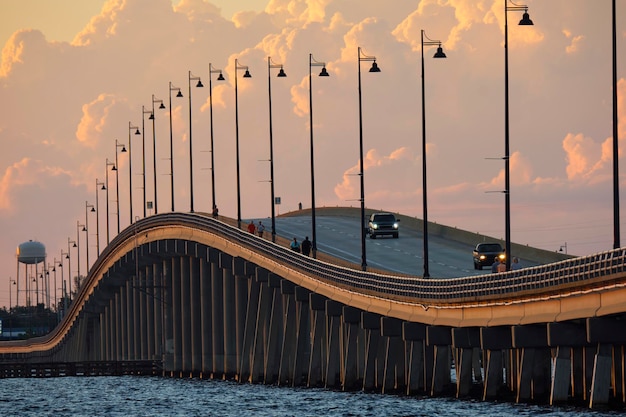 Barron Collier Bridge und Gilchrist Bridge in Florida mit beweglichem Verkehr Transportinfrastruktur in Charlotte County, die Punta Gorda und Port Charlotte über den Peace River verbindet