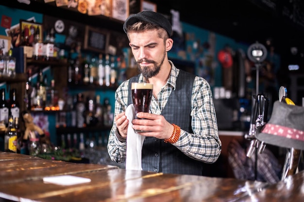 Bartender crea un cóctel en la cervecería