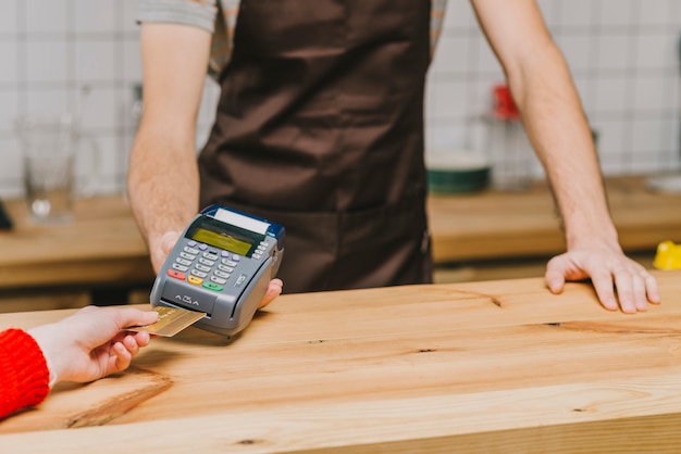 Bartender de cultivo acepta pago con tarjeta de crédito