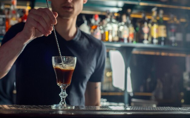 Bartender está preparando un cóctel en el bar.