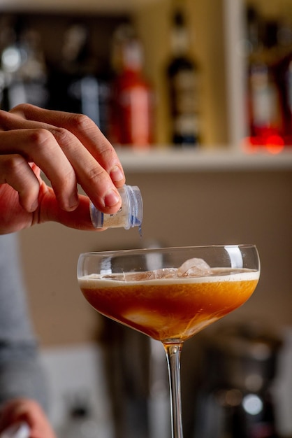 Bartender está preparando un cóctel en el bar.