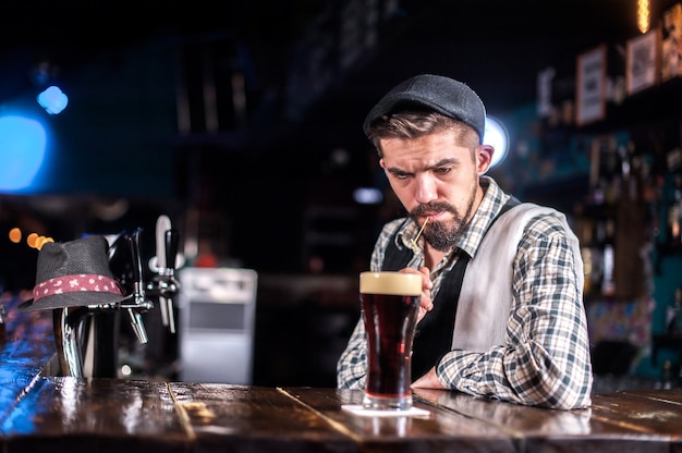 Bartender faz um coquetel na cervejaria