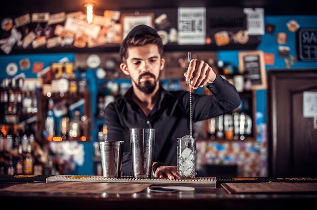 Bartender faz um coquetel na cervejaria