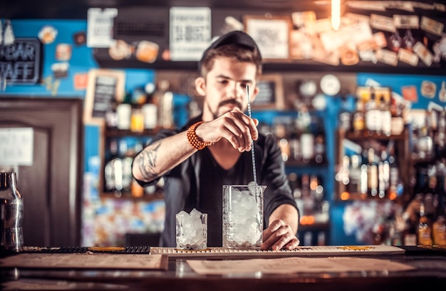 Bartender hace un cóctel en la cervecería