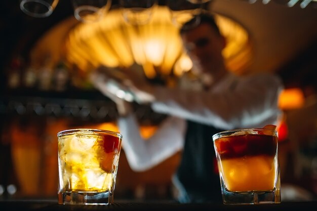 El bartender prepara cócteles en el bar.