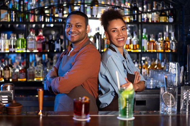 Foto bartender trabajando en un club