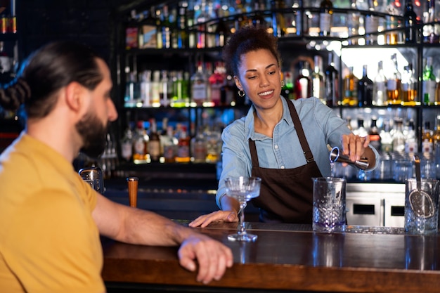 Foto bartender trabajando en un club