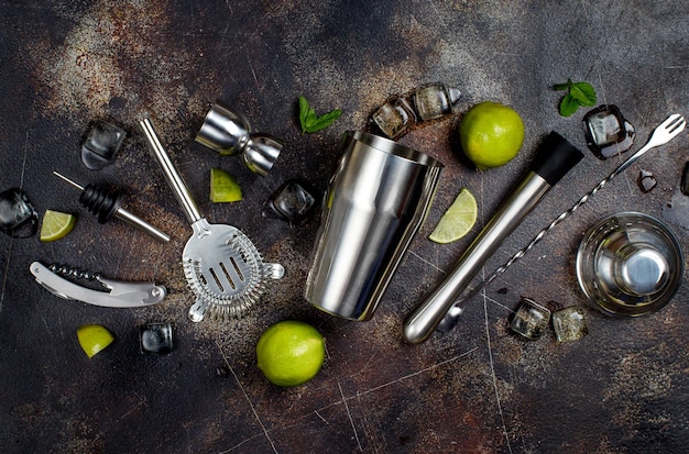 Bartender-Werkzeuge Limettenminze und Eis auf einem dunklen Tisch