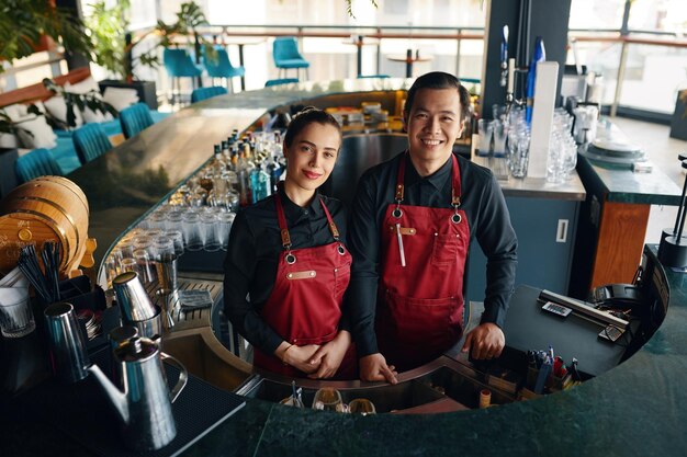 Bartenders trabajando en un restaurante de lujo