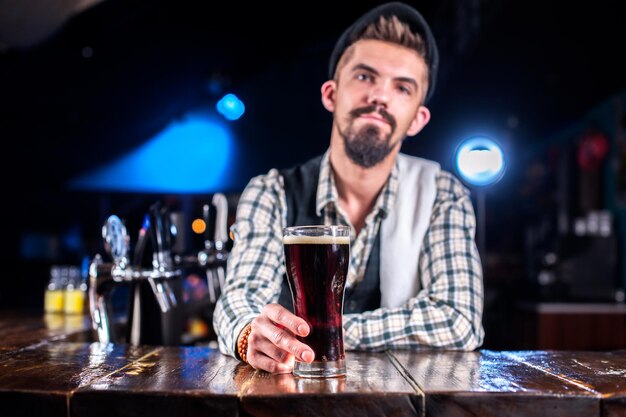Bartending confiante demonstra suas habilidades profissionais no balcão do bar
