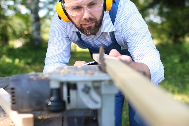 Bartmann arbeitet an Kreissäge