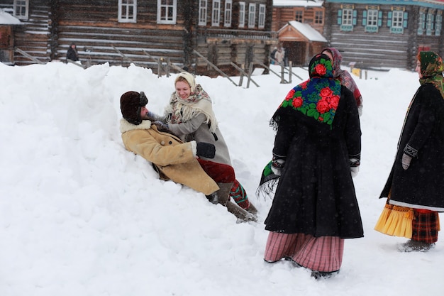 Bartmann im traditionellen Winterkostüm des bäuerlichen Mittelalters in Russland