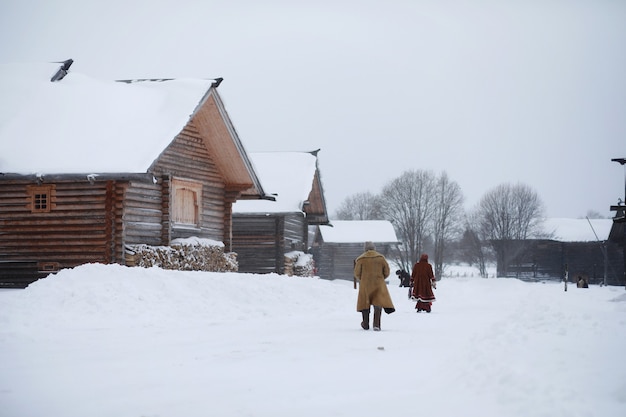 Bartmann im traditionellen Winterkostüm des bäuerlichen Mittelalters in Russland