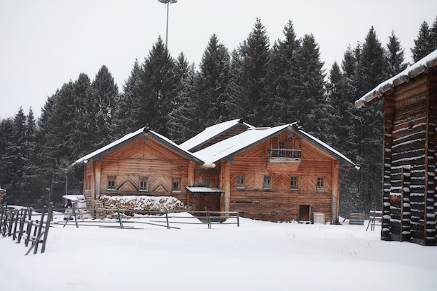 Bartmann im traditionellen Winterkostüm des bäuerlichen Mittelalters in Russland