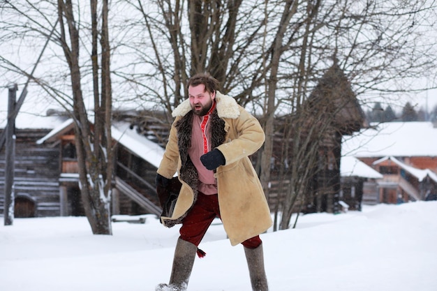 Bartmann im traditionellen Winterkostüm des bäuerlichen Mittelalters in Russland