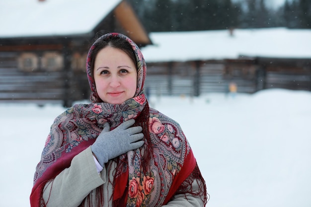 Bartmann im traditionellen Winterkostüm des bäuerlichen Mittelalters in Russland