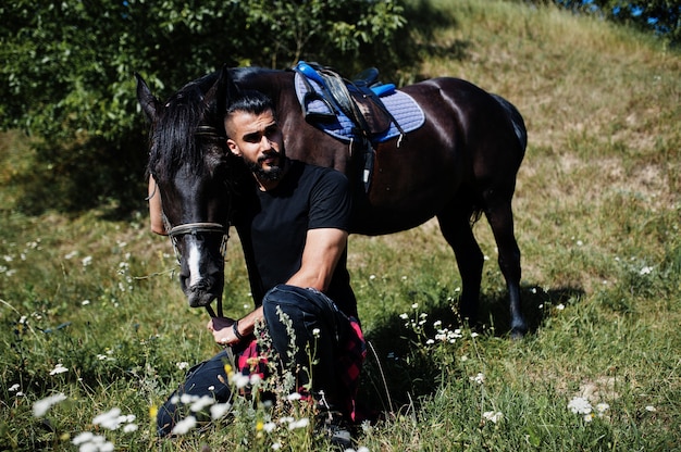 Bartmann mit Pferd