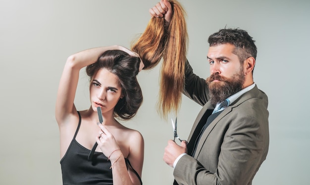 Bartstyling und -schnitt Haarschnitt im Friseursalon perfekt aussehen Rasiermesserscharfe Friseurwerkzeuge auf grauem Hintergrund mit Kopierbereich