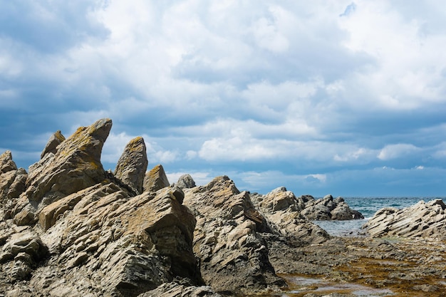 Basaltfelsen an der Meeresküste Cape Stolbchaty auf der Insel Kunaschir