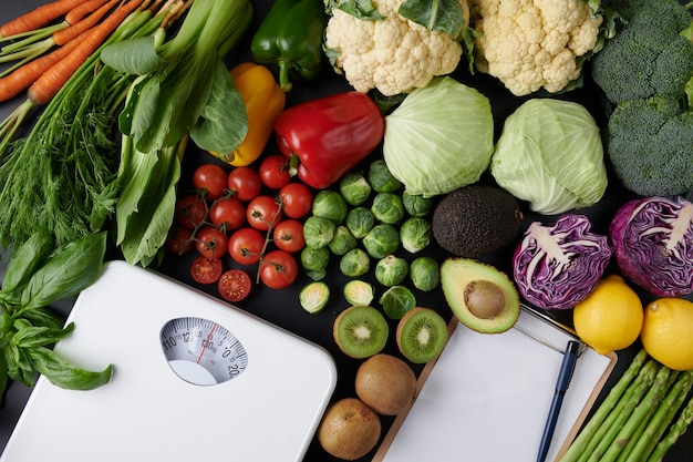 Báscula de adelgazamiento con verduras y frutas. concepto de dieta. vista superior.